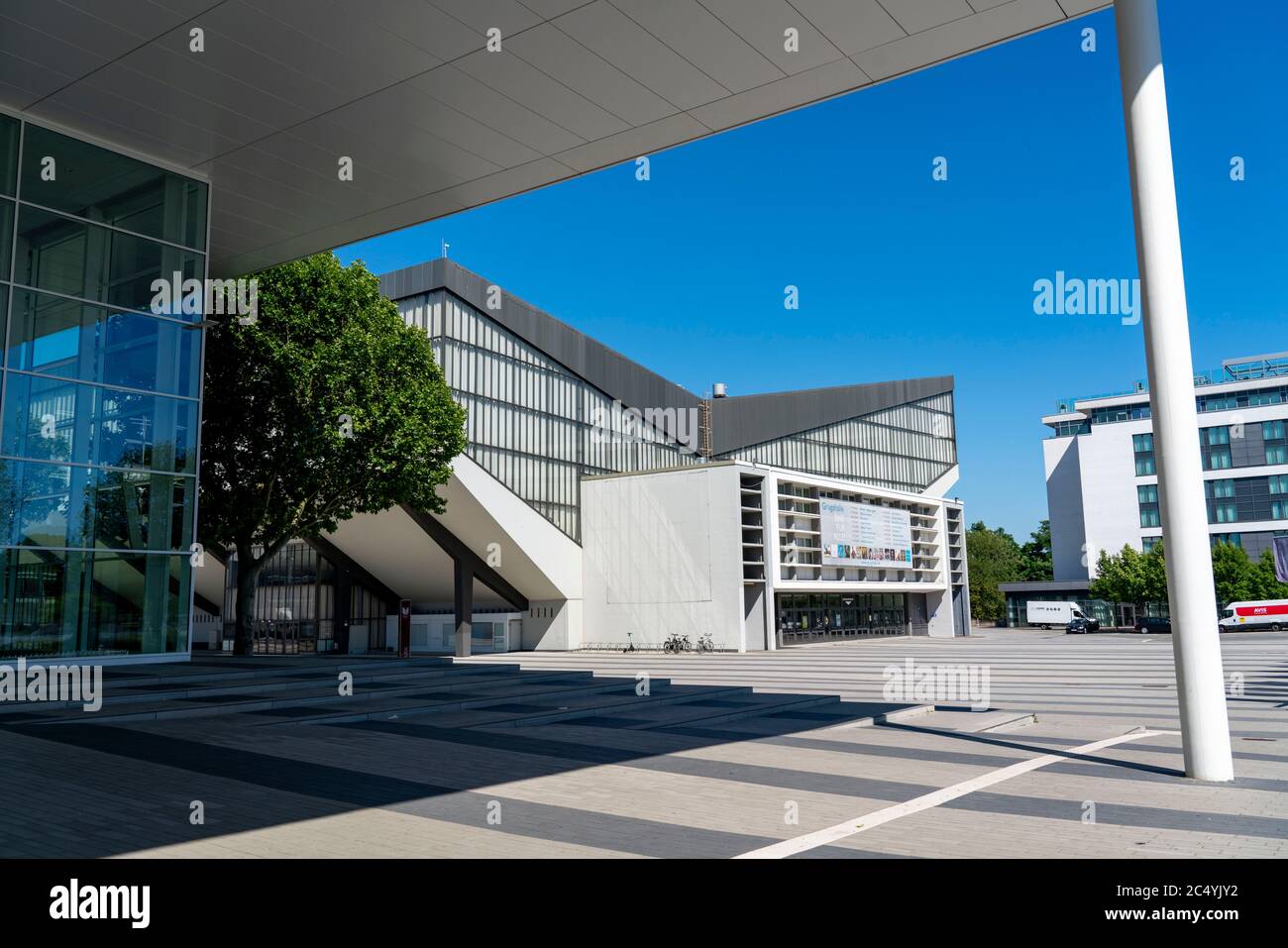 Grugahalle, plaza de nuevo diseño frente al hall y el nuevo edificio del recinto ferial Messe Essen, NRW, Alemania Foto de stock