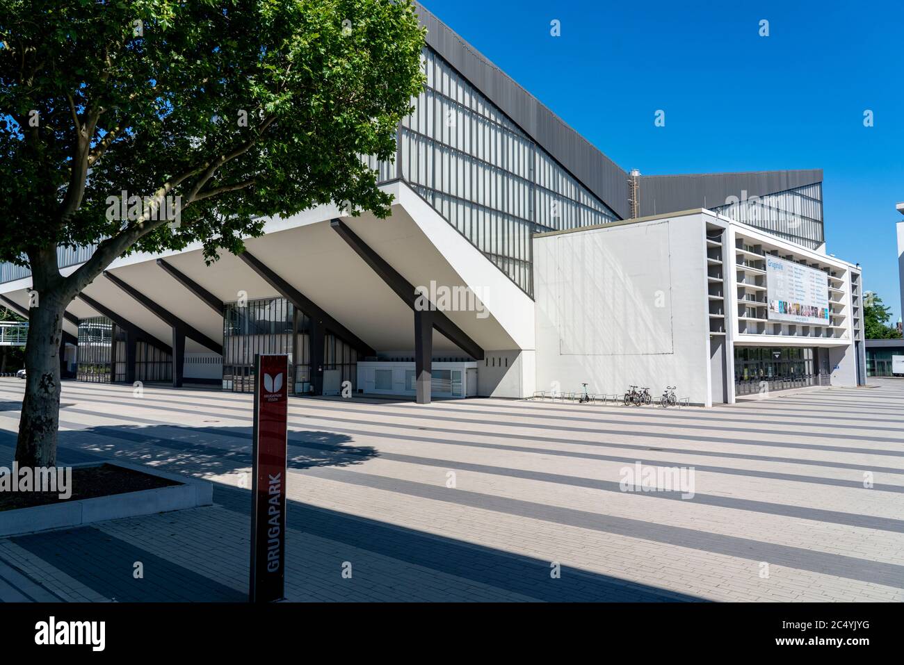 Grugahalle, plaza de nuevo diseño frente al hall y el nuevo edificio de Messe Essen, NRW, Alemania Foto de stock