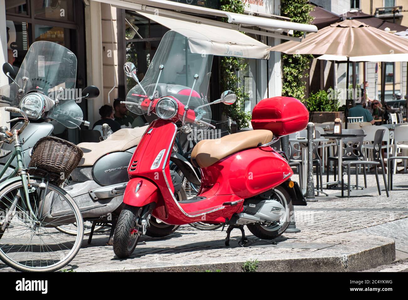 Milán, Italia 06.29.2020: Una vista de la calle Milanese con una scooter roja Piaggio Vespa Foto de stock