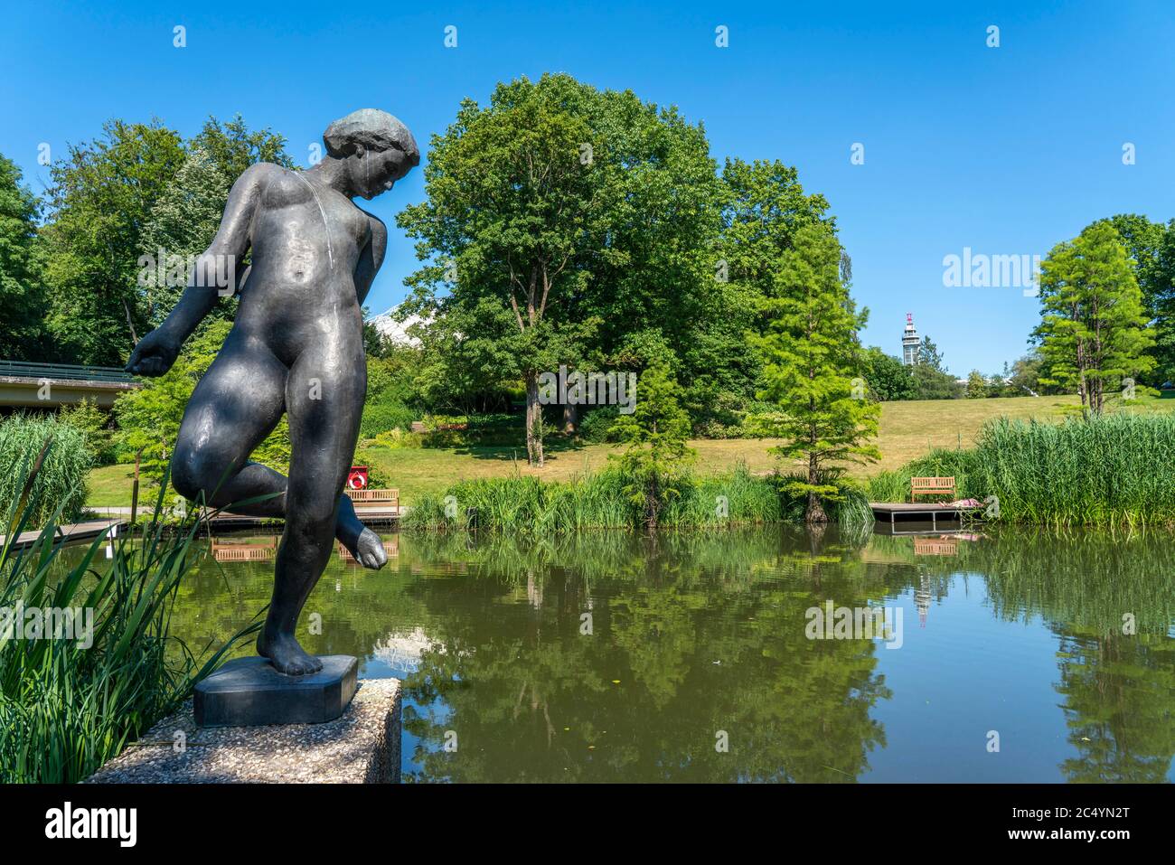 El Grugapark, Essen, jardín botánico, parque para el ocio y la recreación local, Waldsee, el trabajo de arte Große Badende, NRW, Alemania Foto de stock