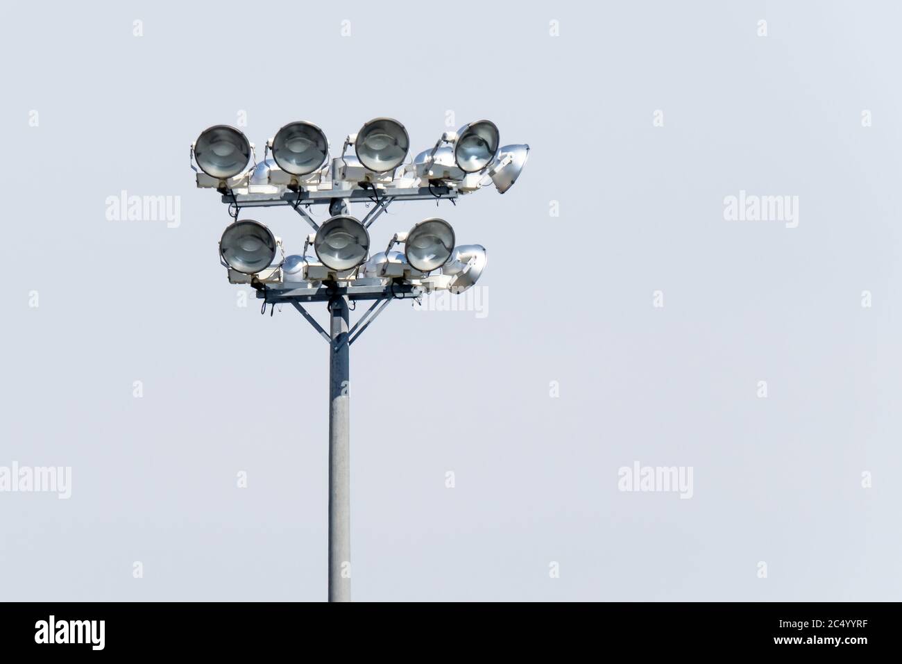 Lámparas de alta intensidad HID luces de estadio en un poste de concreto  Fotografía de stock - Alamy