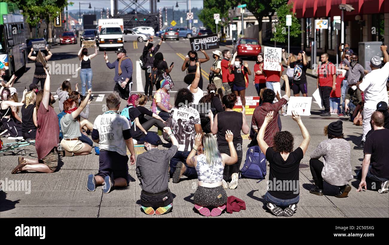Tacoma, WA/USA 1 de junio: Los Protesters de la Vista de la Calle crean una escena de Mob bloqueando una intersección para George Floyd y el BLM en Tacoma 1 de junio de 2020 Foto de stock