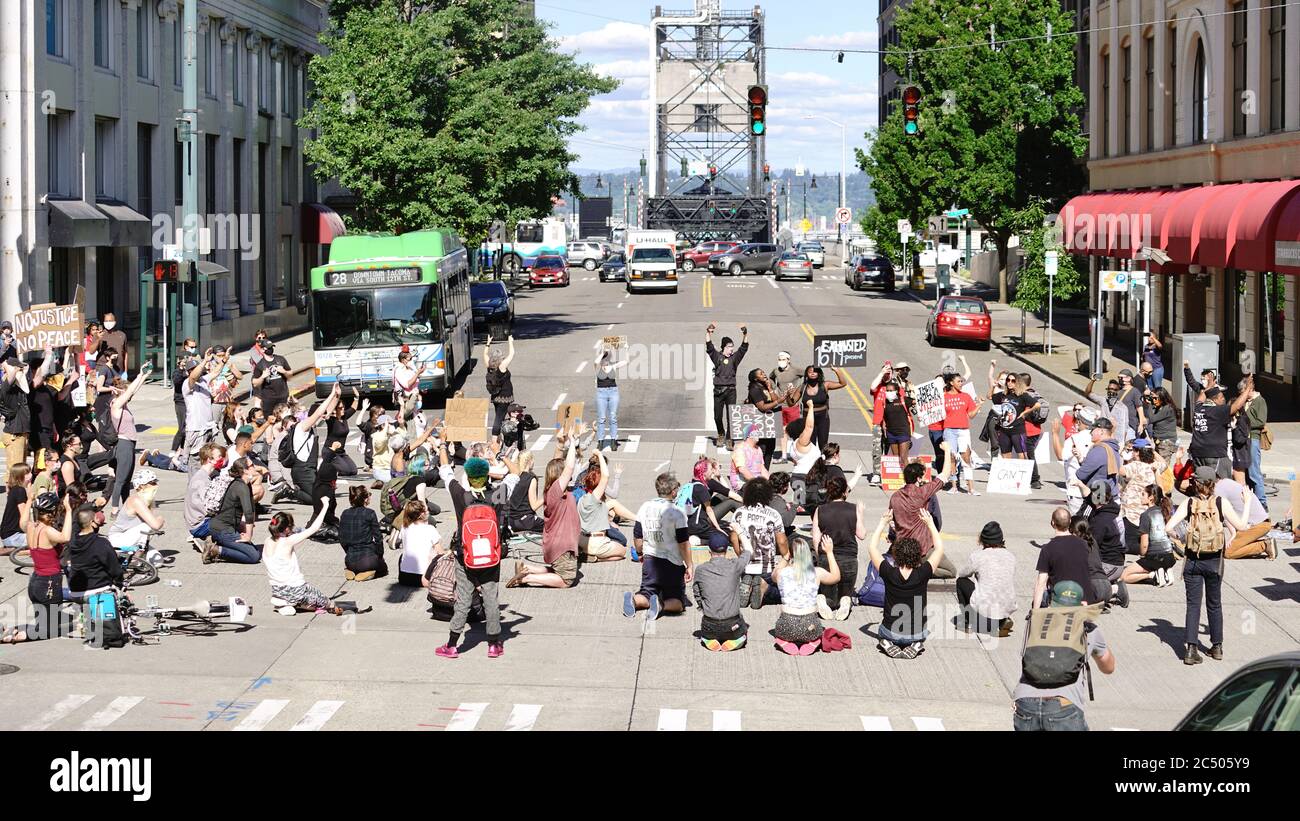 Tacoma, WA/USA 1 de junio: Los Protesters de la Vista de la Calle crean una escena de Mob bloqueando una intersección para George Floyd y el BLM en Tacoma 1 de junio de 2020 Foto de stock