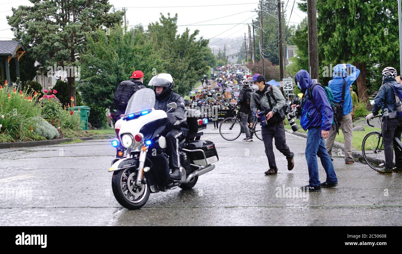 Seattle, WA/USA – Junio 12: Street View Silent Protesters marcha por George Floyd 60,000 fuerte en Seattle a Jefferson Park el 12 de junio de 2020 Foto de stock
