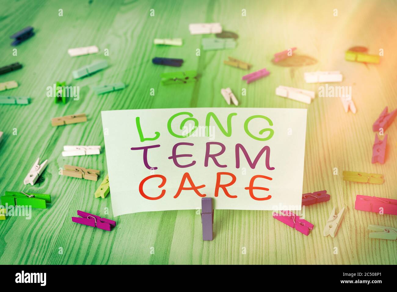 Escritura conceptual de manos que muestra el cuidado a