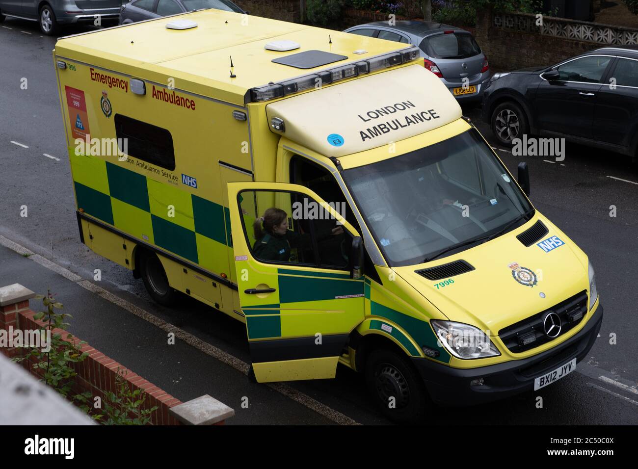 Un paramédico que entra en una ambulancia de emergencia de Londres después de responder a una llamada de emergencia. Foto de stock