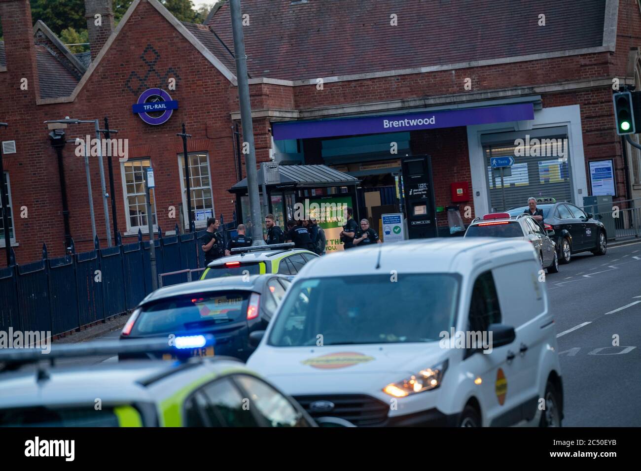 Brentwood Essex 29 de junio de 2020 la policía de Essex fue movilizada para manejar grandes grupos de jóvenes que habían acudado a la ciudad para una red social anunciada rave que no tuvo lugar. Crédito: Ian Davidson/Alamy Live News Foto de stock