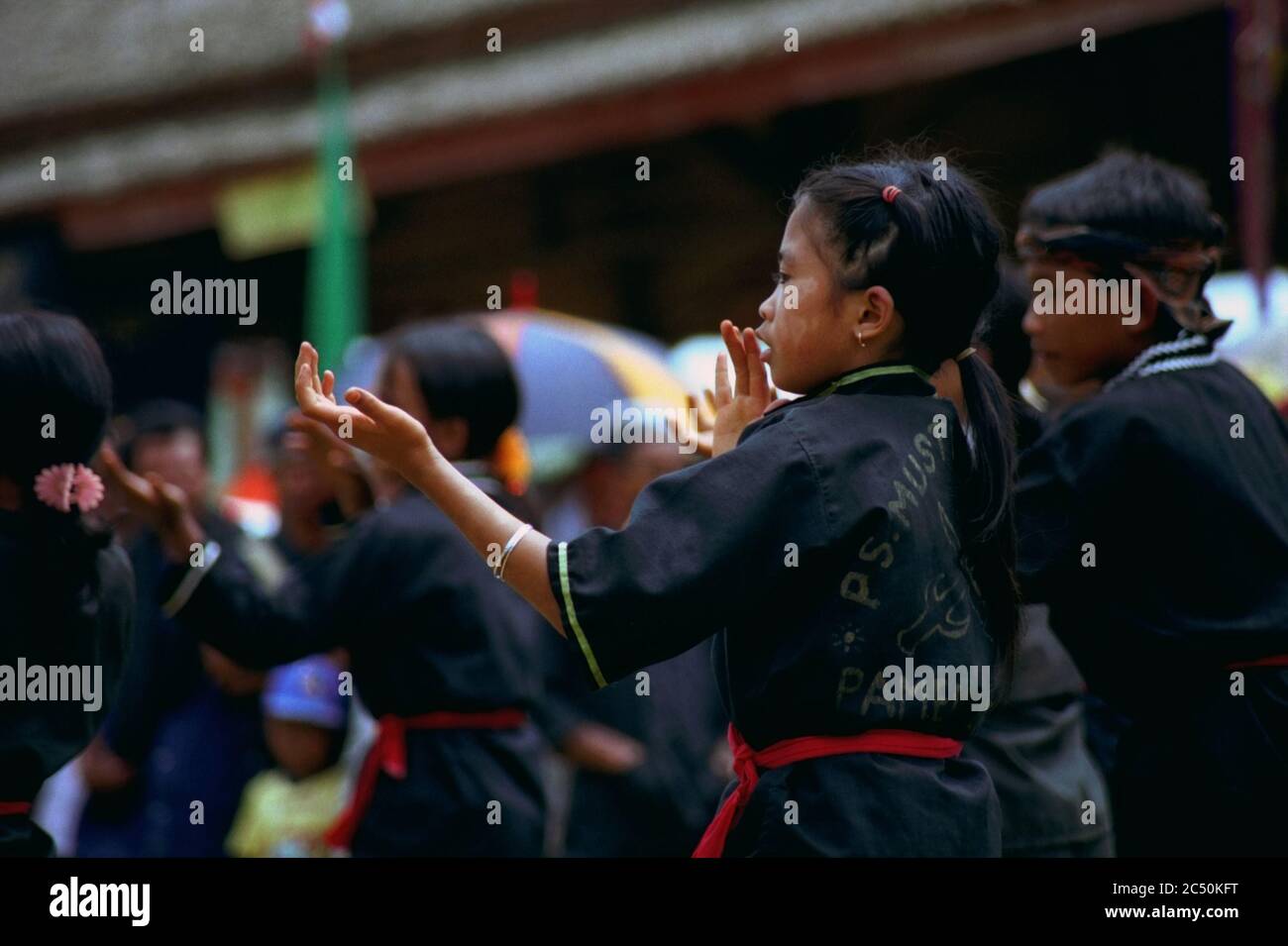 Exposición infantil de silat Pencak (arte marcial indonesio) durante el festival de cosecha de 2004 en la aldea de Ciptagelar, en la regencia de Sukabumi, provincia de Java Occidental, Indonesia. Agosto de 2004. Foto de archivo. Foto de stock