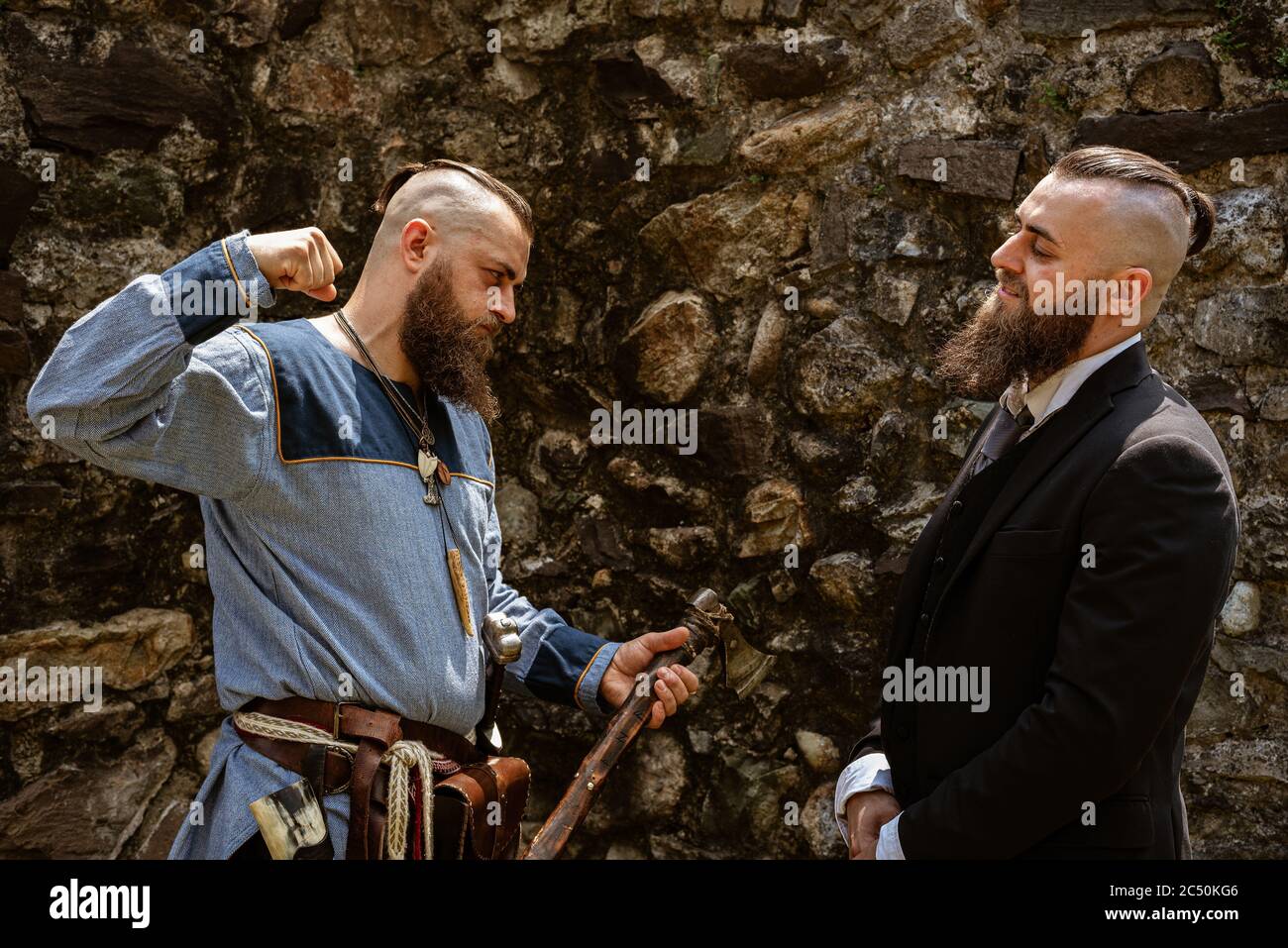 Un hombre en ropa vikinga desafía a su alter ego que lo desampara en ropa  contemporánea, el mismo hombre cara a cara en ropa de diferentes épocas  Fotografía de stock - Alamy