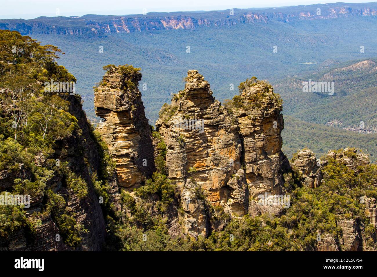 Las tres hermanas son una inusual formación rocosa en las Montañas Azules de Nueva Gales del Sur, Australia, en la escarpadura del norte del Valle Jamison. Foto de stock