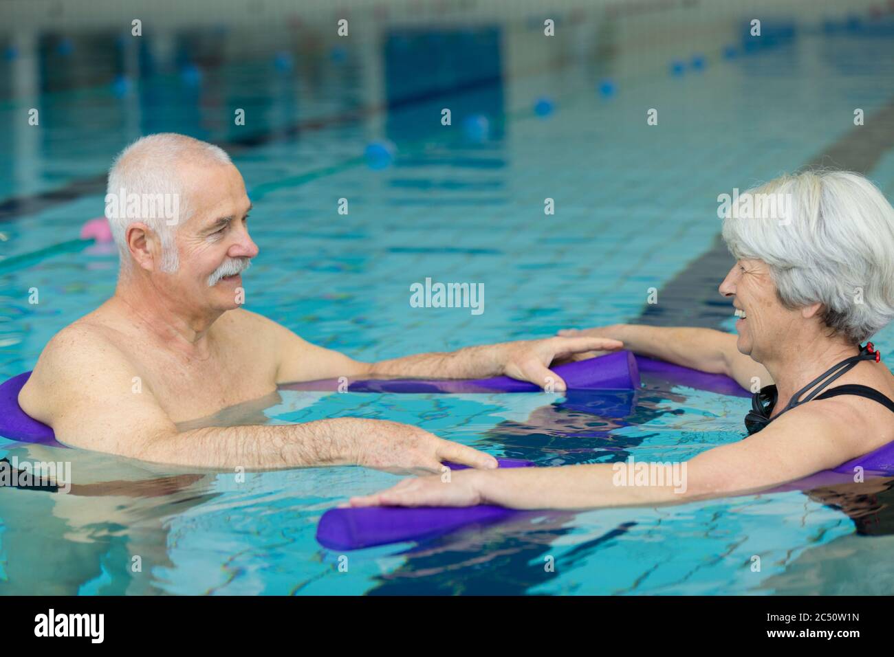 Una Joven Está Haciendo Fitness En La Piscina. Nadar En La Piscina En Aletas  Imagen de archivo - Imagen de disfrute, balneario: 232042615