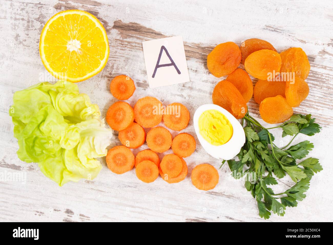 Diferentes ingredientes saludables y nutritivas que contienen vitamina A, fibra dietética y minerales naturales Foto de stock