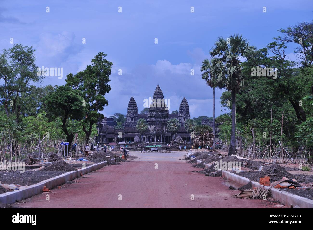 Durante la pandemia del coronavirus, Angkor Wat está abandonado. Mientras el templo vacío espera el regreso de los turistas, el gobierno camboyano construye un nuevo camino al oeste de la ruina. Parque Arqueológico de Angkor, Provincia de Siem Reap, Camboya. 16 de junio de 2020. © Kraig Lieb Foto de stock