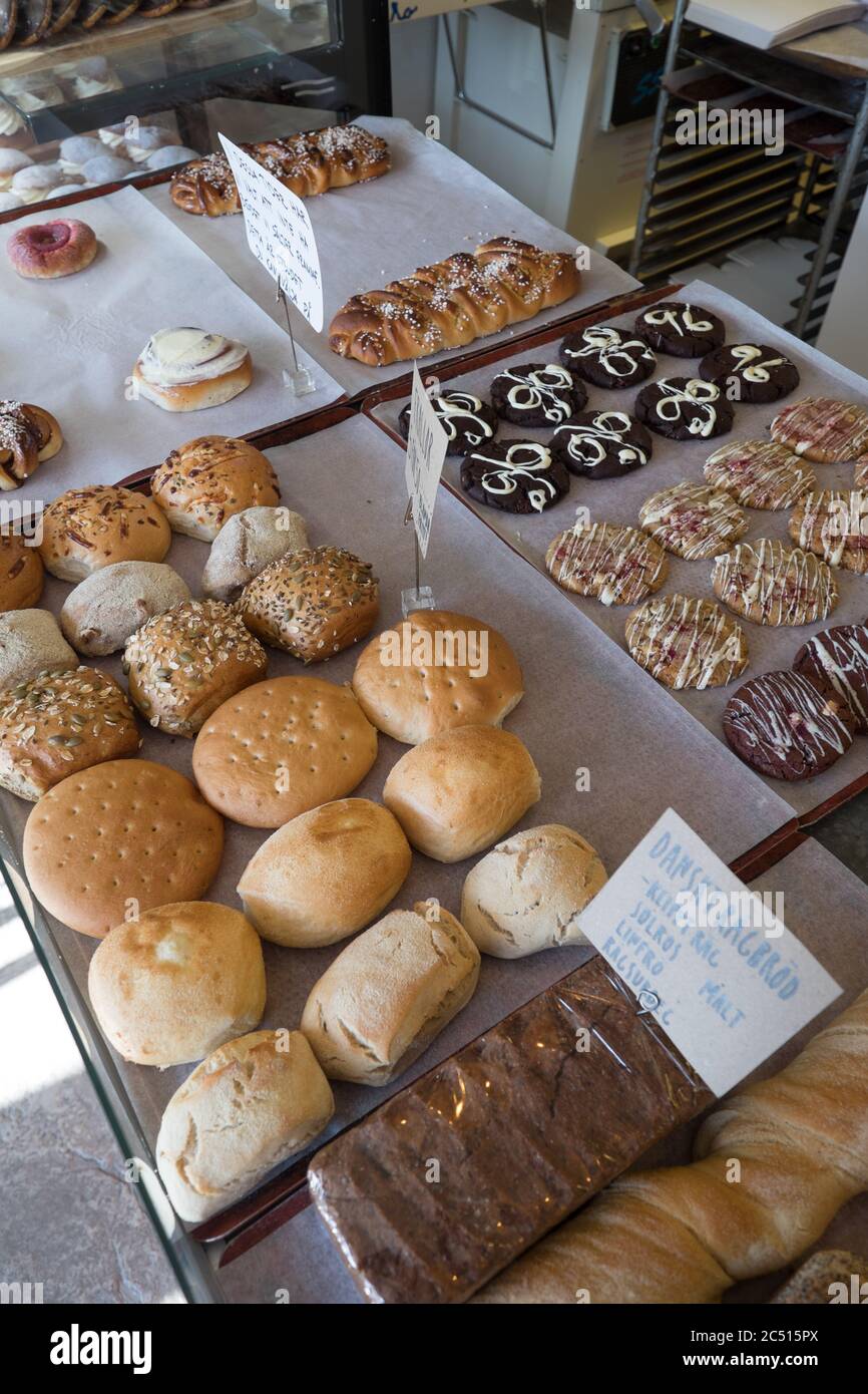 Delicias suecas tradicionales en una caja de exhibición en panadería de  masa de calabaza en Vastervik en Suecia, abultamientos de canela, gofres,  muffins, pastel y pan de jengibre Fotografía de stock -