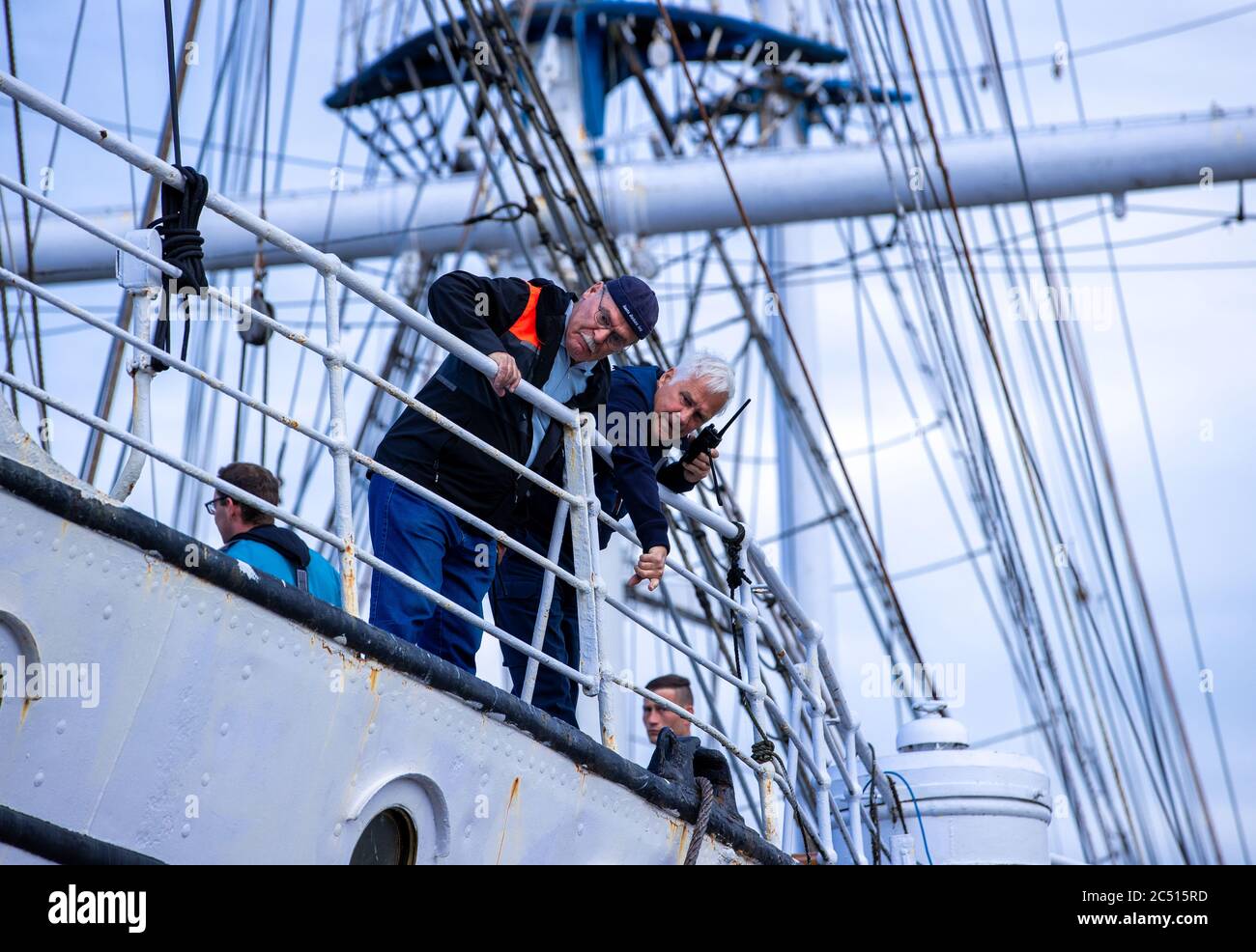 Stralsund, Alemania. 30 de junio de 2020. Los miembros del club y ayudantes de la escuela de ingeniería naval preparan el antiguo barco de entrenamiento de vela Gorch Fock I para remolcar a un nuevo muelle en el puerto de la ciudad. El barco ya no era de valor marítimo y tenía que abandonar su muelle anterior debido a las obras de construcción en el puerto. La asociación de operación Tall-Ship Friends está cuidando del barco y había preparado el movimiento. Desde 2003, la barbacoa blanca ha tenido su atracadero en el puerto de Stralsund. El barco de 82 metros de largo fue construido en 1933 en Blohm Voss en Hamburgo. Crédito: Jens Büttner/dpa-Zentralbild/dpa/Alamy Live News Foto de stock