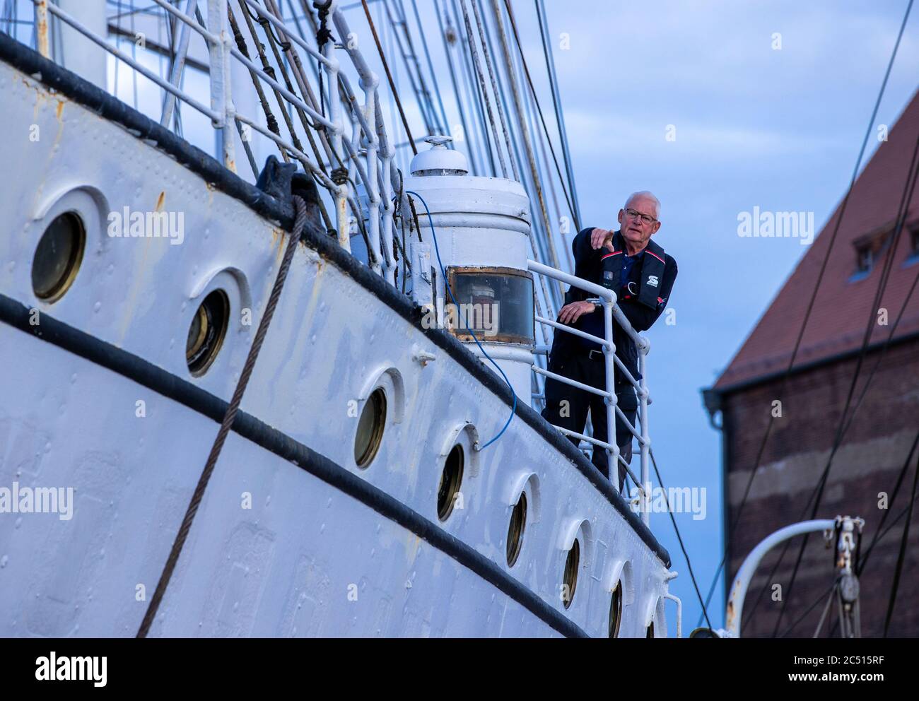 Stralsund, Alemania. 30 de junio de 2020. Los miembros del club y ayudantes de la escuela de ingeniería naval preparan el antiguo barco de entrenamiento de vela Gorch Fock I para remolcar a un nuevo muelle en el puerto de la ciudad. El barco ya no era de valor marítimo y tenía que abandonar su muelle anterior debido a las obras de construcción en el puerto. La asociación de operación Tall-Ship Friends está cuidando del barco y había preparado el movimiento. Desde 2003, la barbacoa blanca ha tenido su atracadero en el puerto de Stralsund. El barco de 82 metros de largo fue construido en 1933 en Blohm Voss en Hamburgo. Crédito: Jens Büttner/dpa-Zentralbild/dpa/Alamy Live News Foto de stock