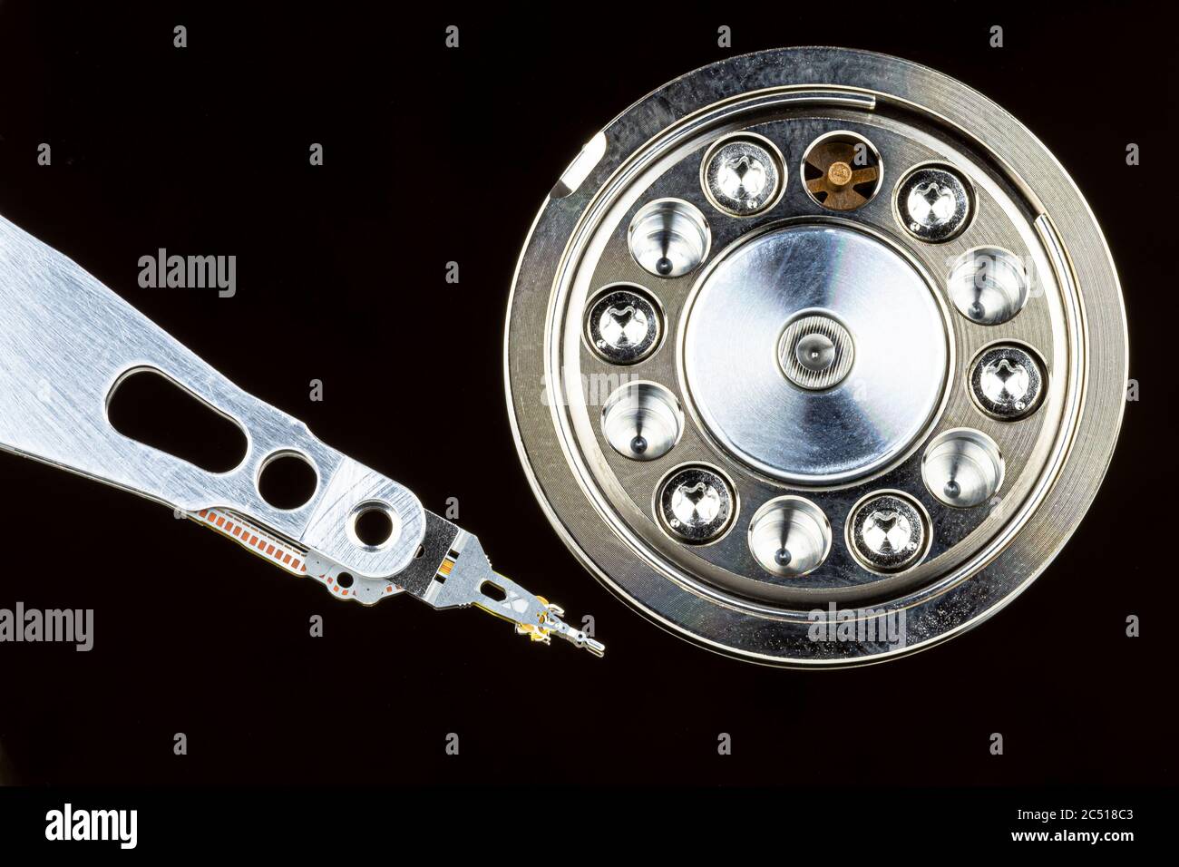 fascismo Corte Hacer las tareas domésticas Macro de una aguja magnética en un disco duro, disco duro abierto, superficie perfectamente limpia, vista superior Fotografía de stock - Alamy fascismo Corte Hacer las tareas domésticas Macro de una aguja magnética en un disco duro, disco duro abierto, superficie perfectamente limpia, vista superior Fotografía de stock - Alamy