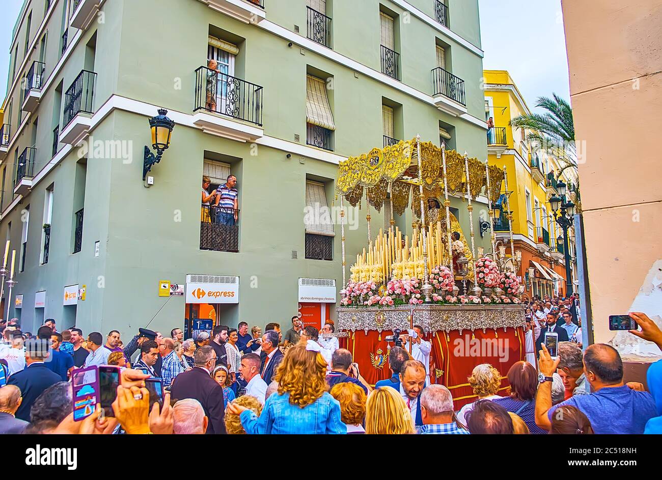 CÁDIZ, ESPAÑA - 22 DE SEPTIEMBRE de 2019: Procesión religiosa de Mercedes Fiesta (Festival de nuestra Señora de la Misericordia) con estatua de nuestra Señora en palanqu canoped Foto de stock