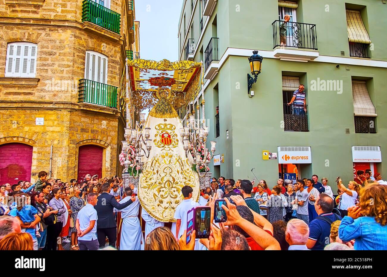 CÁDIZ, ESPAÑA - 22 DE SEPTIEMBRE de 2019: La multitud de personas observa la procesión religiosa debido a la Fiesta de Mercedes (Festival de nuestra Señora de la Misericordia), el mes de septiembre Foto de stock
