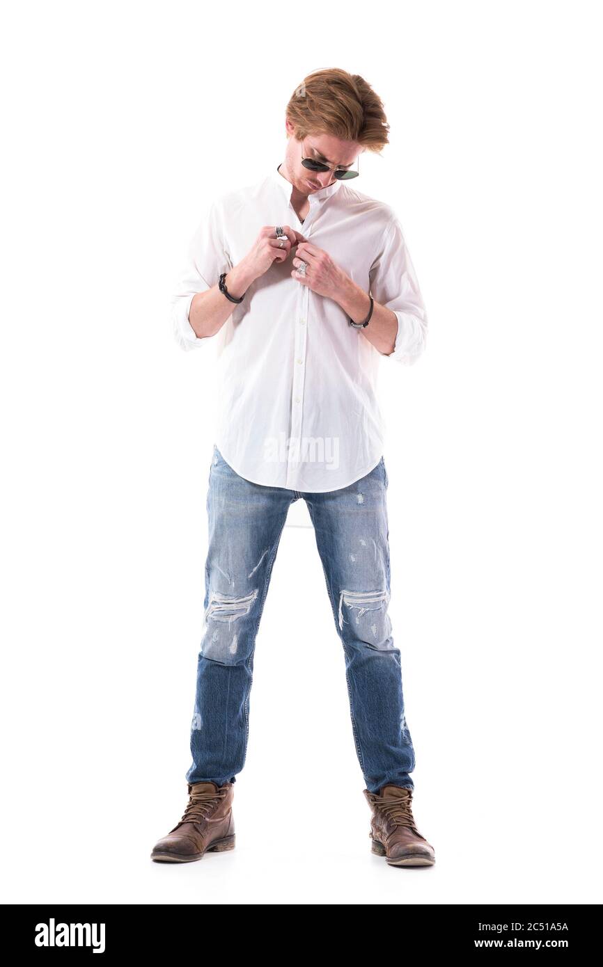 Look moderno joven guapo joven cabello rojo hombre abotonando camisa blanca  mirando hacia abajo. Retrato de longitud completa aislado sobre fondo  blanco Fotografía de stock - Alamy