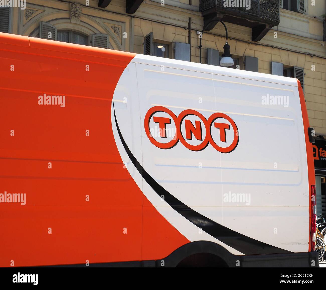 TURÍN, ITALIA - ALREDEDOR DE JUNIO de 2020: TNT Express Courier van Foto de stock