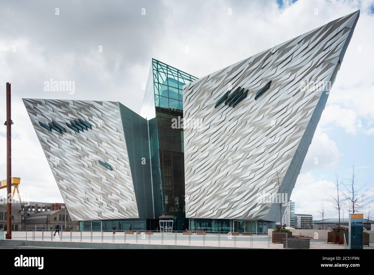 Arquitectura moderna y llamativa, tal como se muestra en el diseño angular del edificio del museo Titanic Belfast en Irlanda del Norte. Foto de stock