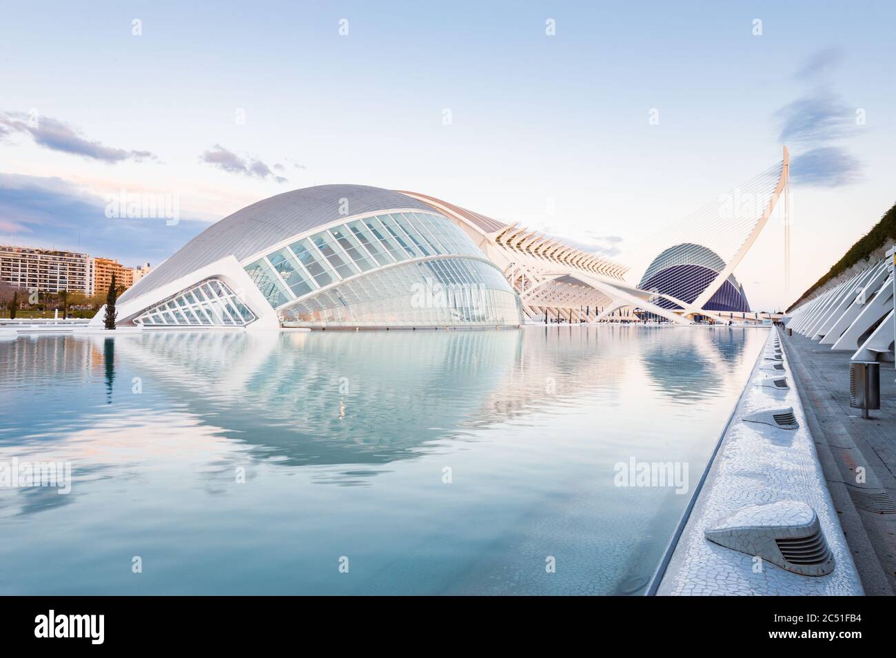 Arquitectura moderna y llamativa, tal como se muestra en el diseño de los edificios de la Ciudad de las Artes y la Ciencia de Valencia España Foto de stock