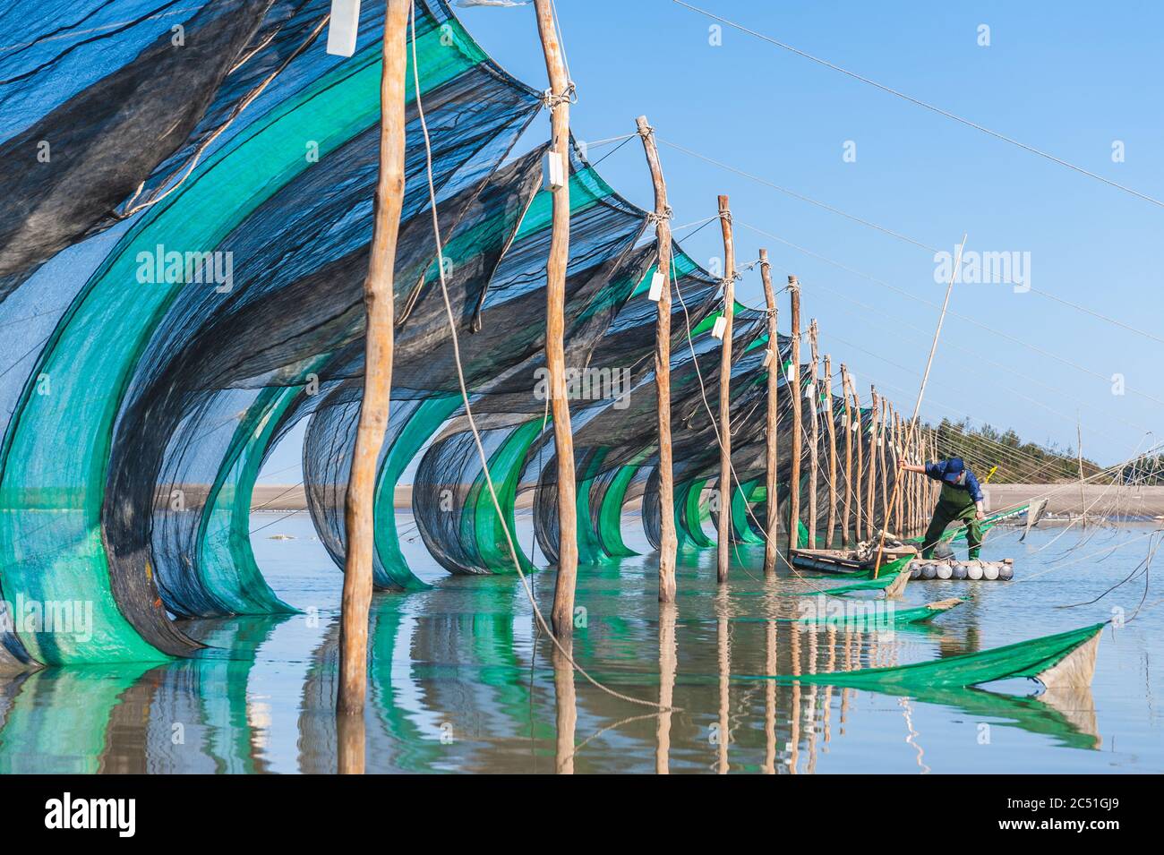 Trampas de anguila en medio del río en Miaoli, taiwán Foto de stock