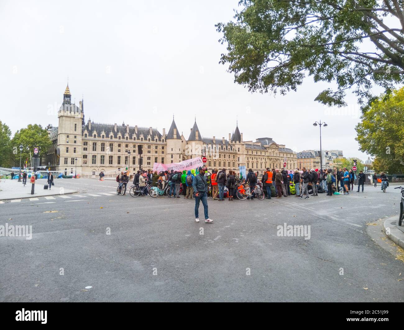 Protesta por la rebelión de extinción (XR), Place du Chatelet, París, Francia. Grupo de presión ambiental para obligar a los gobiernos a tomar medidas sobre el colapso climático Foto de stock