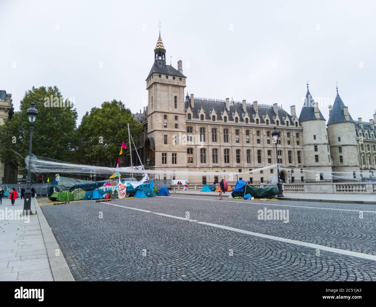 Extinción Rebelión (XR) protesta, Pont au Change, París, Francia. Grupo de presión ambiental para obligar a los gobiernos a tomar medidas sobre el colapso climático Foto de stock