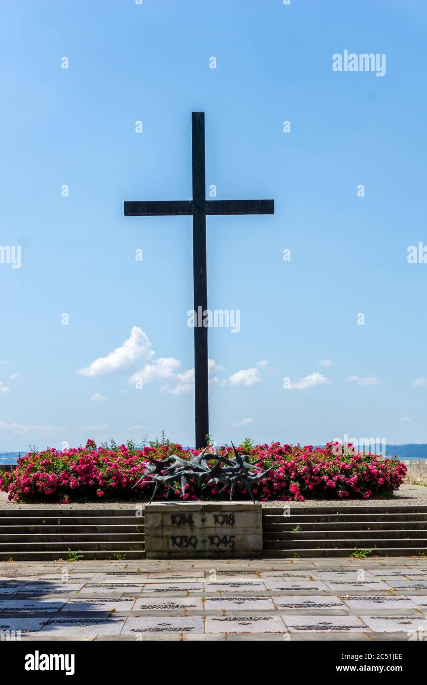 Hagnau, BW / Alemania - 23 de junio de 2020: Monumento histórico de la cruz a los soldados caídos en la Segunda Guerra Mundial en Hagnau en el lago de Constanza Foto de stock