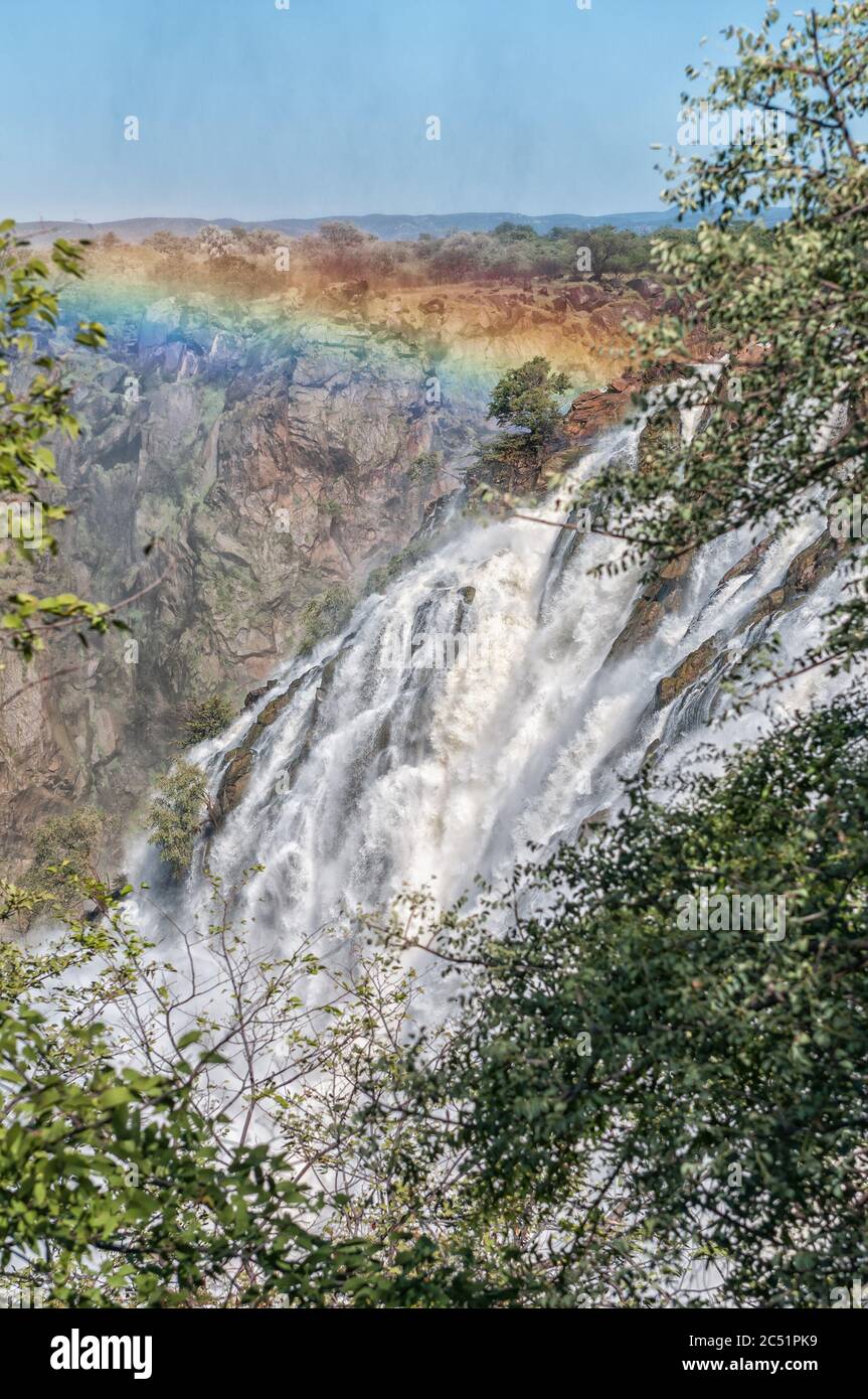 Parte de la cascada de Ruacana en el río Kunene. Un arco iris es visible Foto de stock