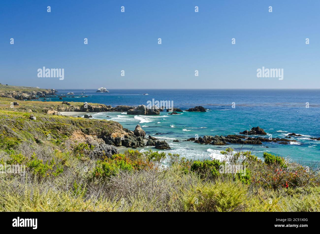 Hermosa costa escarpada en el Océano Pacífico en California, Estados Unidos Foto de stock