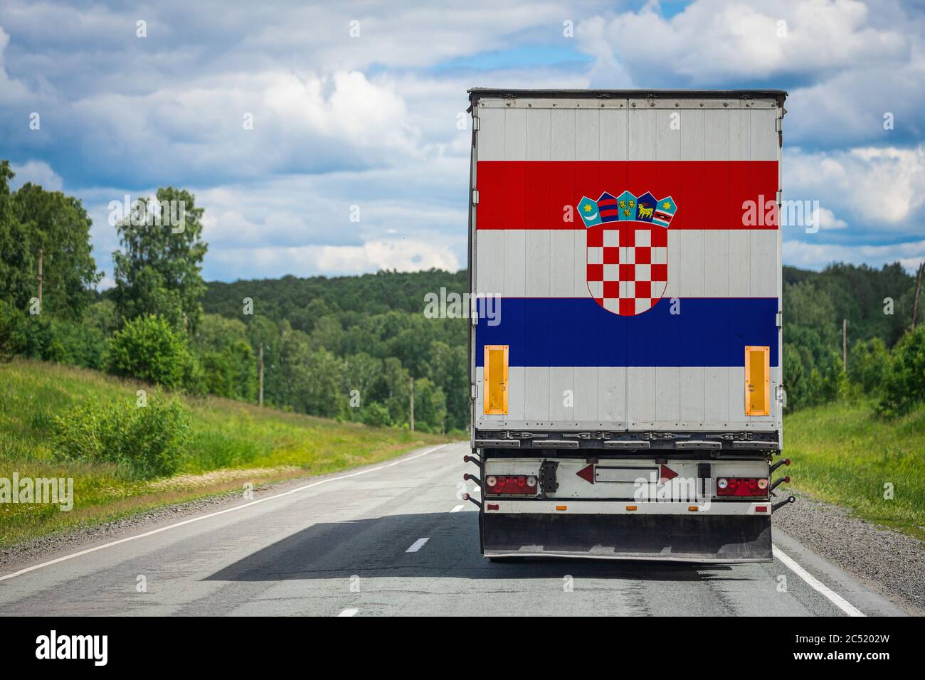 Depresión al revés domesticar Un camión con la bandera nacional de Croacia representada en la puerta  trasera transporta mercancías a otro país a lo largo de la carretera.  Concepto de exportación-importación,tra Fotografía de stock - Alamy