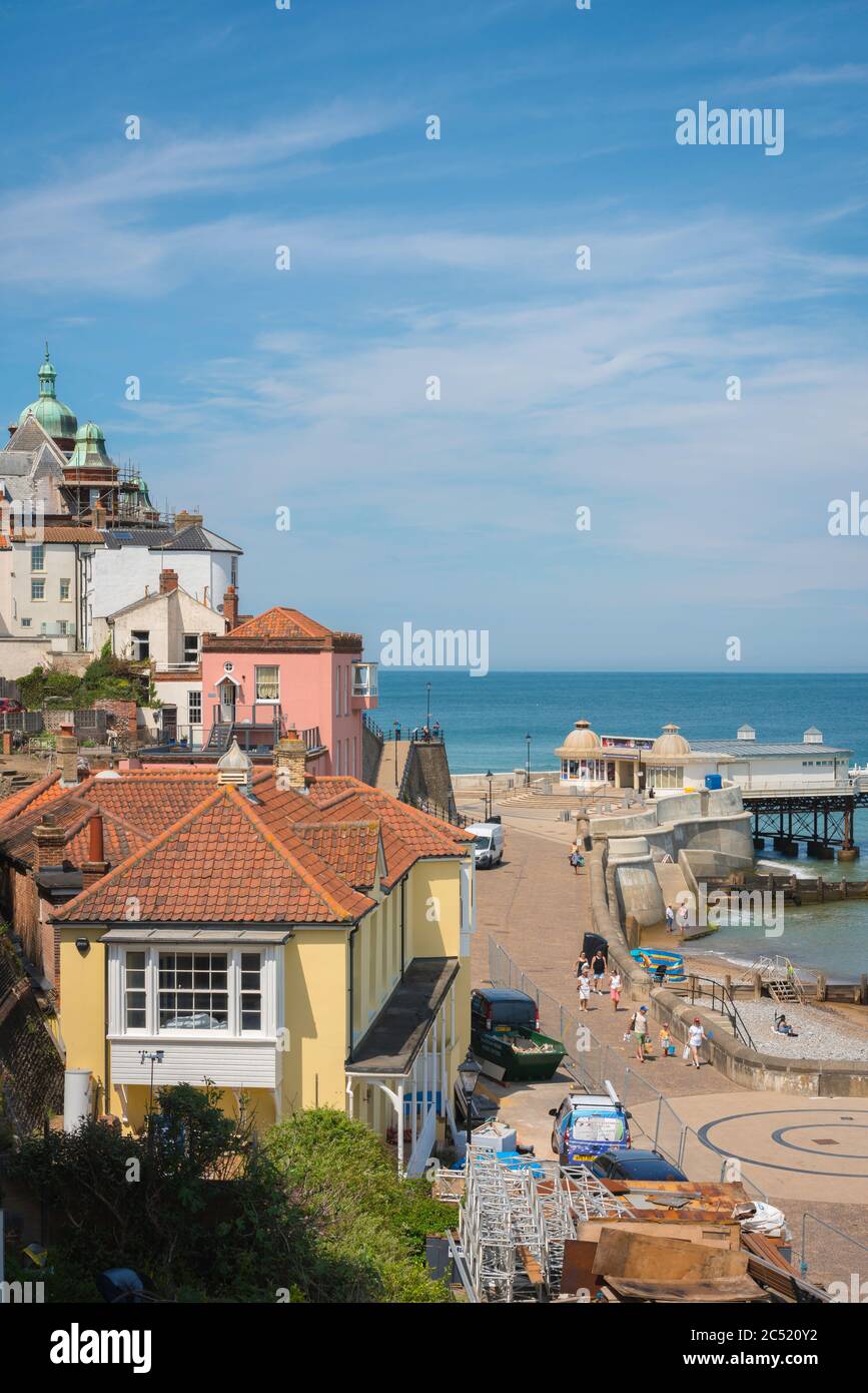 Tradicional ciudad costera británica, vista en verano de la explanada y el muelle de la época eduardiana en la ciudad costera de Cromer, Norfolk, Inglaterra, Reino Unido Foto de stock