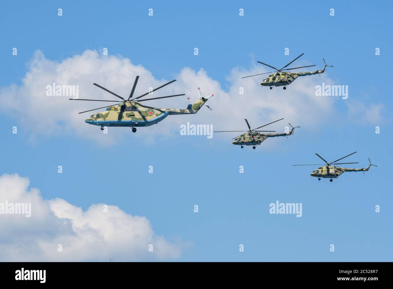 MOSCÚ, RUSIA - JUN 2020: Helicóptero pesado multiuso soviético y ruso mi-26 y helicóptero multiuso mi-8 en el desfile en honor Foto de stock