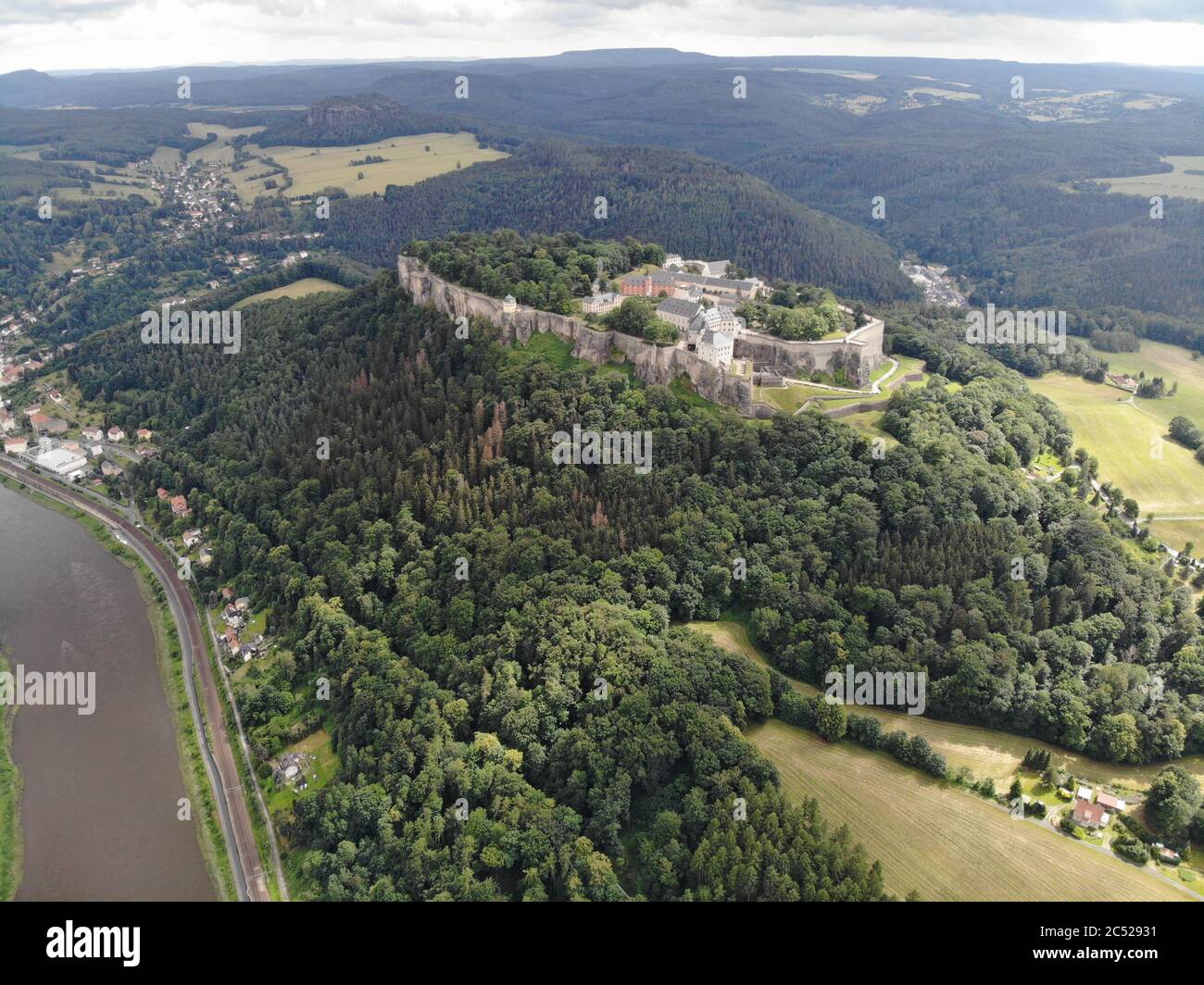 Vista aérea de la Fortaleza de Königstein la "Bastilla de Saxon", una fortaleza en la cima de la colina cerca de Dresde, en Saxon Suiza, Alemania, es una de las colinas más grandes Foto de stock