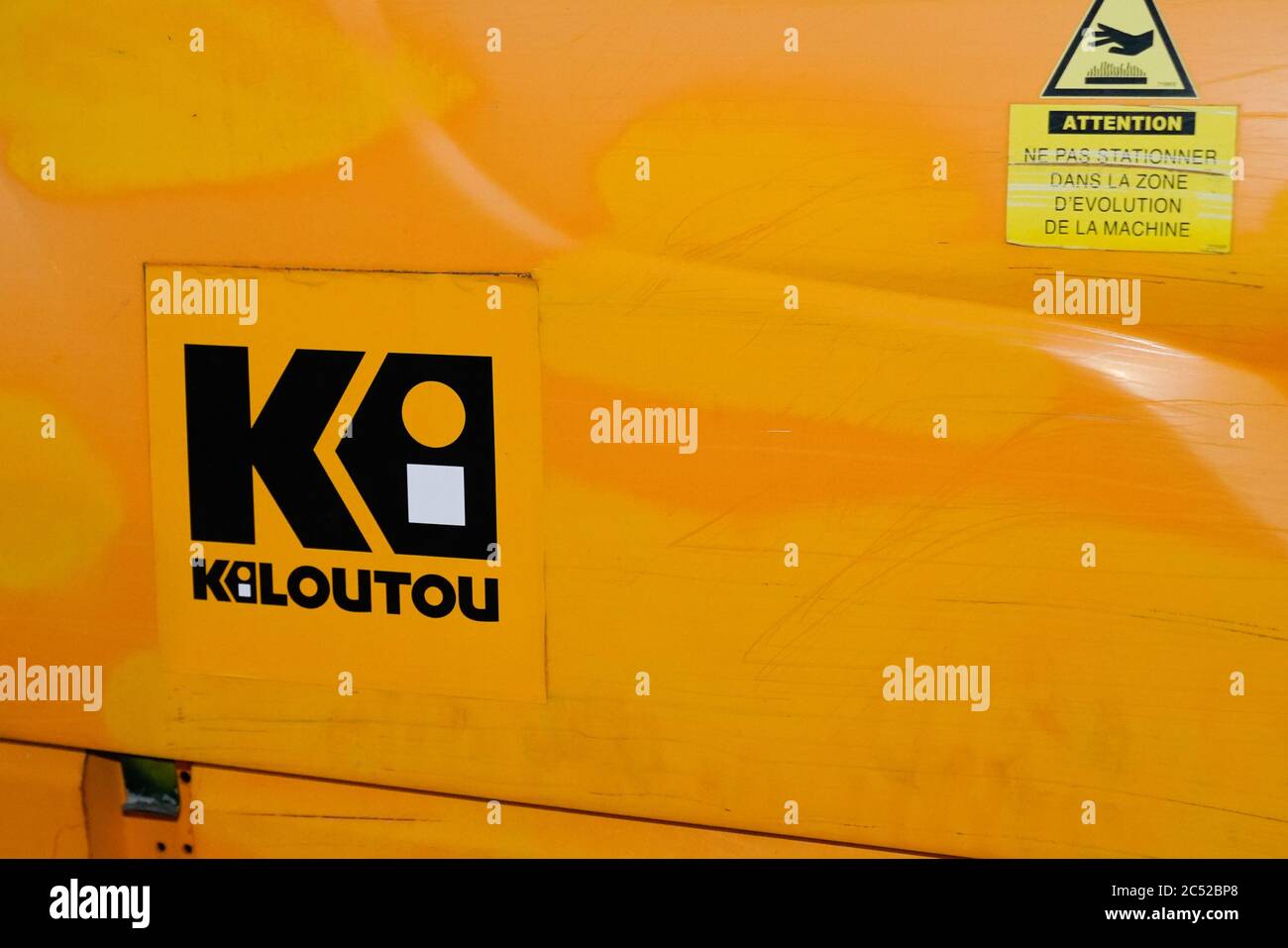 Burdeos , Aquitania / Francia - 06 20 2020 : Kiloutou logotipo signo de  alquiler de la empresa de alquiler de máquinas de vehículos herramientas  industriales a la construcción sitio Fotografía de stock - Alamy