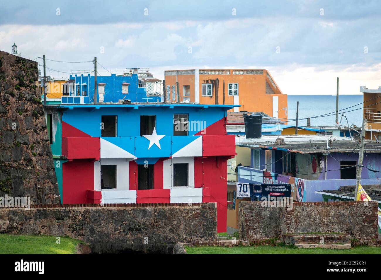 Bandera de Puerto Rico pintada en un antiguo edificio en el barrio la Perla  de San Juan Fotografía de stock - Alamy