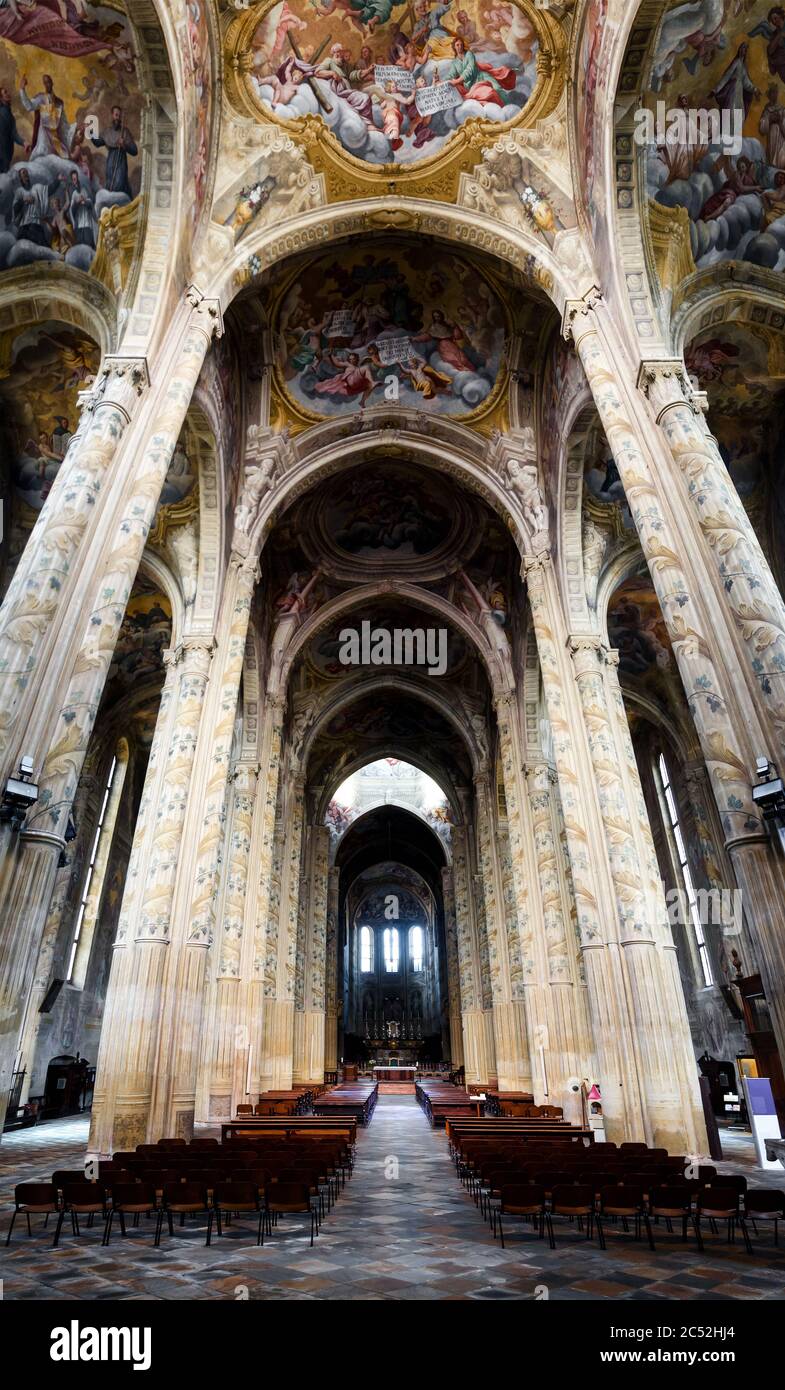 Catedral de Asti, Italia. Vista de la nave principal desde la entrada principal Foto de stock