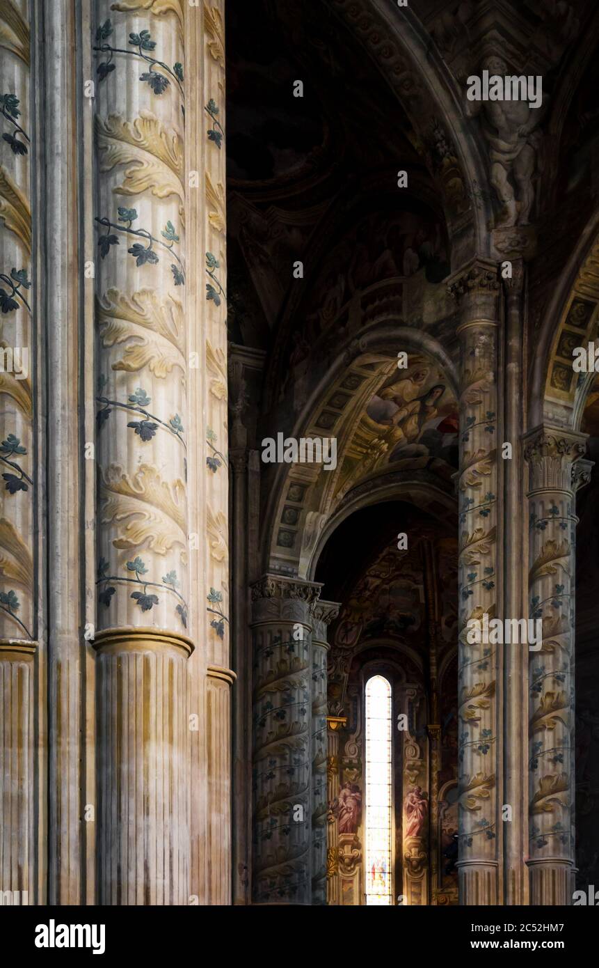 Catedral de Asti, Italia. Detalle de la nave principal con columnas pintadas Foto de stock