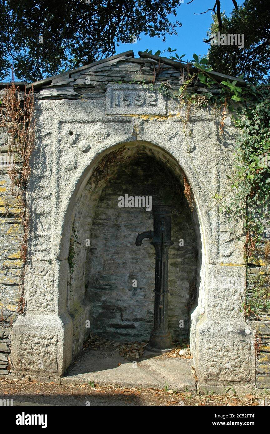 Fentonluna Well,Fentonluna Lane, Padstow, Cornwall del Norte, septiembre. Arco de granito de 1592. Se supone que se encuentra en el lugar de original bien que sirvió Foto de stock