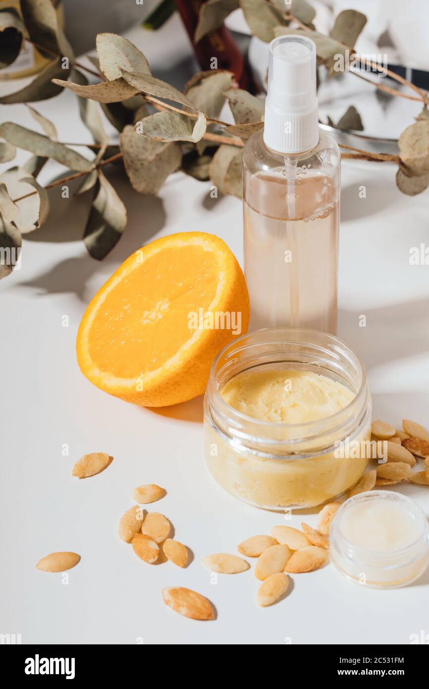 Bálsamo labial e hidratantes con semillas de argán, naranja y hojas secas Foto de stock