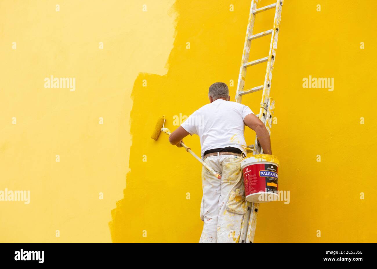 Un Señor Esta Pintando Su Casa