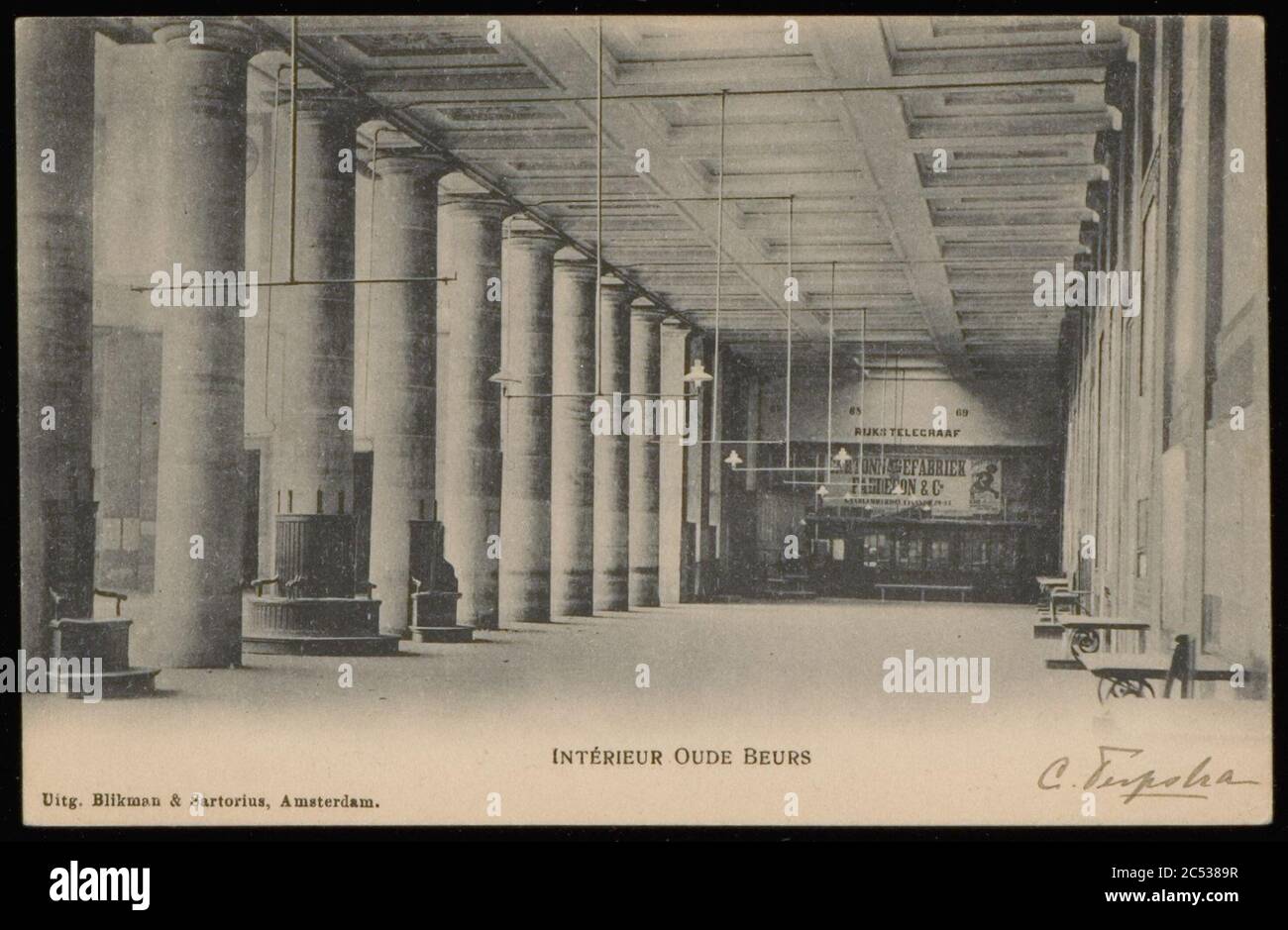 Interieur van de Beurs van Zocher, Dam met op de achtergrond de Rijksstelegraaf voor het kontakt met de buitenwereld, Foto de stock