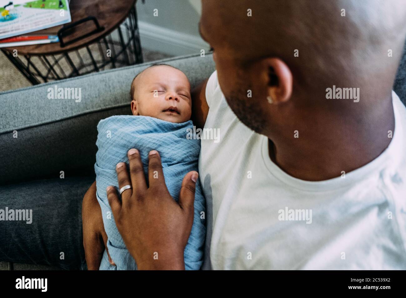 Nino Durmiendo En Brazos Del Padre Fotos E Imagenes De Stock Alamy