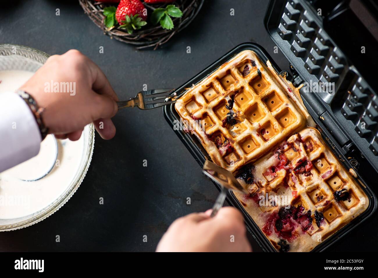 Máquina para hacer waffles noruegos o hierro Fotografía de stock - Alamy