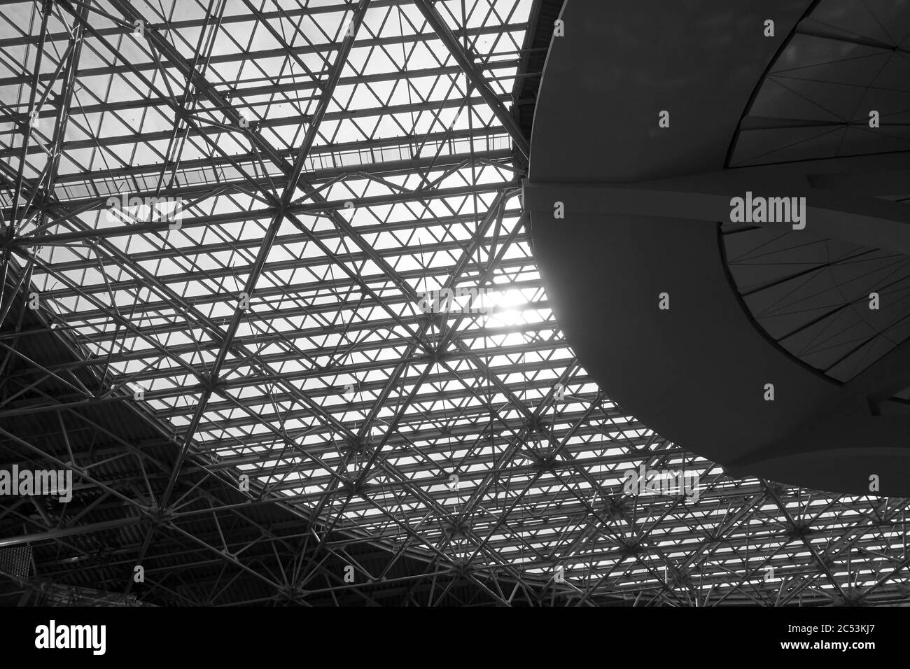 Ventana de claraboya - enorme construcción industrial con techo de cristal. Fotografía arquitectónica en blanco y negro Foto de stock