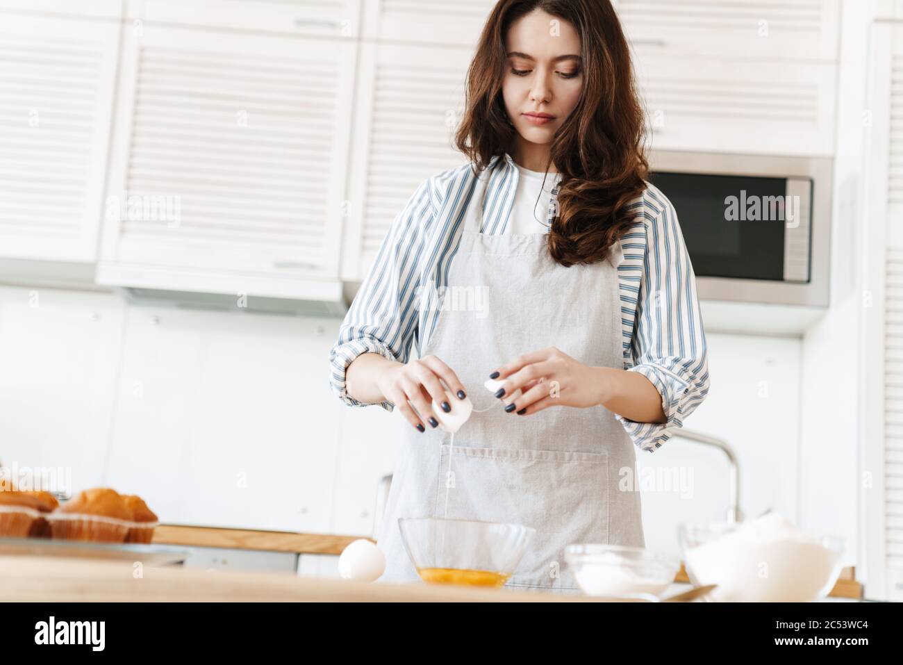 La Mujer Joven En Delantal Verde Va Para Cocinar En Una Cocina Foto de  archivo - Imagen de alegre, trenza: 101944536