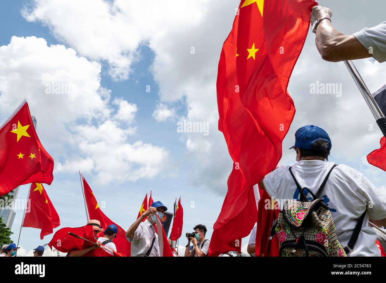 Los partidarios de China se reúnen y celebran con banderas en Tamar Park horas después de que el gobierno chino y la jefa ejecutiva de Hong Kong, Carrie Lam, aprobaran la Ley de Seguridad Nacional en Hong Kong. Foto de stock